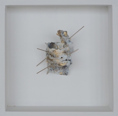 Ohne Titel, Rinde, Acryl, Metall, 20 x 20 cm