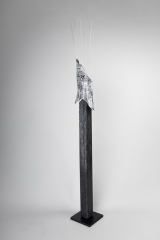 Waldgeist-Standskulptur, Gesamthöhe ca.180 cm, Rinde, Acryl, Edelstahl