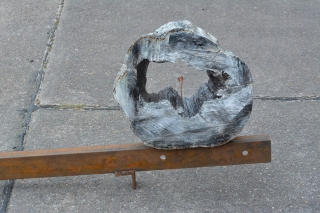 Bodenskulptur „Zwischenwelt“, Detail. Holz, Acryl, Kupfer, Stahl