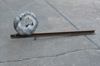 Bodenskulptur „Zwischenwelt“, Länge ca 140 cm. Holz, Acryl, Kupfer, Stahl