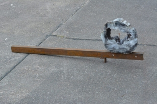 Bodenskulptur „Zwischenwelt“, Länge ca 140 cm. Holz, Acryl, Kupfer, Stahl